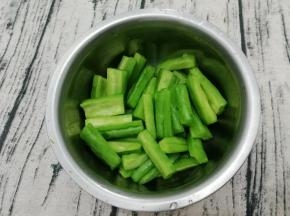 腌制好的苦瓜可去除苦味，这样苦瓜吃起来更加爽口