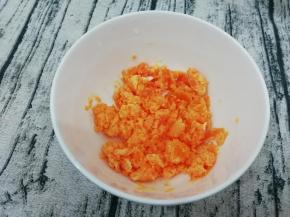 蛋黄放入碗中，用勺子压碎