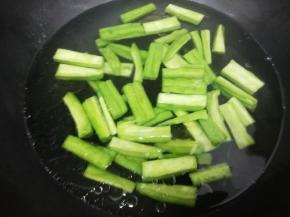 锅里加入适量的水，盐和少许油大火烧开，再拔苦瓜放入焯一分钟