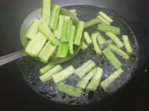 把苦瓜捞出沥干水分