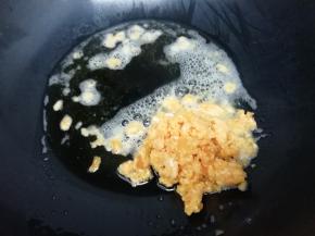 锅里倒入适量的油，把蛋黄放入锅中，不停的翻炒，将蛋黄炒至化开