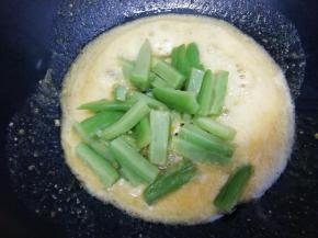 再把苦瓜放入锅中，翻炒均匀，即可出锅