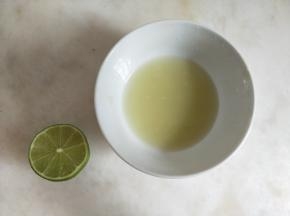 青柠檬挤出汁水15克与20克清水混合。