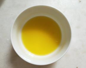 黄油隔热水加热融化。