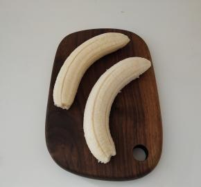 香蕉去皮对半切开，再切成和吐司片一样长。