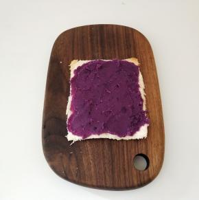 均匀的抹上一层紫薯泥。