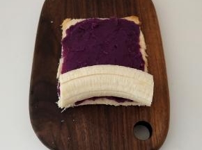 放上香蕉卷起条