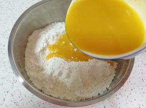 分次加入晾凉的南瓜米糊。