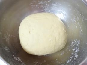 和成面团，盖上保鲜膜发酵至两倍大。