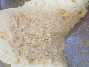 扒开面团底部呈细密的蜂窝状，说明面团发酵的很好。