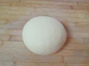 发酵好的面团揉光排气。