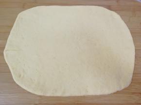 擀成接近长方形的大面片。