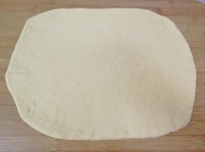 擀成接近长方形的大面片。