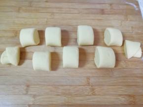 用刀切开成一个个刀切馒头。