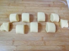 用刀切开成一个个刀切馒头。