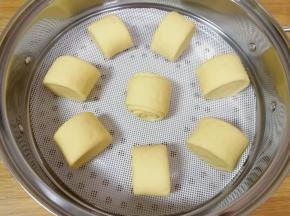 蒸锅内放水，篦子上铺上硅胶垫，放上做好的馒头生胚，盖上锅盖二次发酵15分钟左右，凉水上锅，上汽后转中火蒸20分钟，焖3-5分钟。