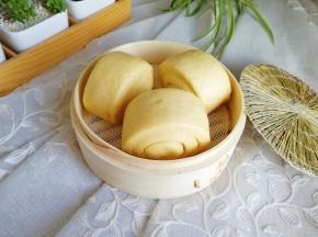 散发着淡淡的南瓜香味的刀切馒头。