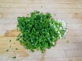 小葱洗干净切成葱花。