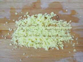 生姜洗干净剁碎姜末。