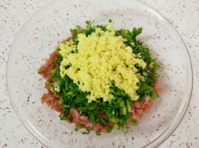 放上葱花和姜末。