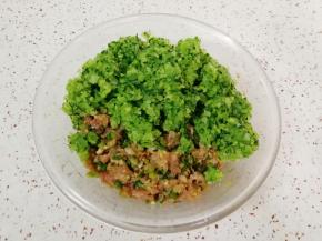 去掉水分的西芹碎放入肉馅里面。