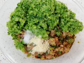 放盐、鸡精、酱油和香油搅拌均匀。