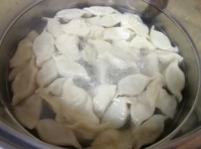锅内放水烧开煮饺子，我一般是煮三开点三次水，再开盖煮一会儿，饺子就熟了。