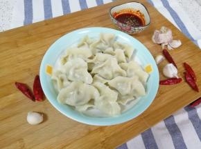 煮好的饺子装盘，根据自己的口味调一个蘸汁。