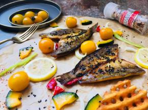 蔬菜烤好后，将鱼和蔬菜摆进去就好。蔬菜部分可以根据自己喜好任意搭配。西蓝花，生菜沙拉，土豆沙拉。都可以。