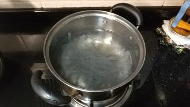 锅里水开后放入泡软的粉条煮5分钟