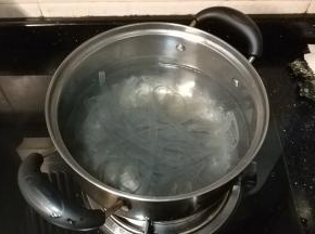 锅里水开后放入泡软的粉条煮5分钟