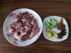五花肉洗干净切成小方块，葱姜切好，调味料准备好，一般厨房必备的花椒八角，香叶桂皮不能少