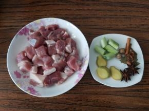 五花肉洗干净切成小方块，葱姜切好，调味料准备好，一般厨房必备的花椒八角，香叶桂皮不能少