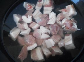 把切好的肉过水焯一下，凉水把肉放进锅，大火烧开，等有脏的浮末上来，再煮一会捞出就行了，捞出的肉用清水冲干净，备用