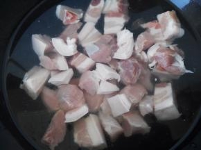 把切好的肉过水焯一下，凉水把肉放进锅，大火烧开，等有脏的浮末上来，再煮一会捞出就行了，捞出的肉用清水冲干净，备用
