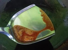 锅里放油，放入白砂糖或者红糖都可以，炒糖色，这个是关键，注意火候，糖色炒的欠火候会上色不好，火候大了炒过了做出来的肉会发苦，所以一定要小火，白糖开始慢慢融化，成焦糖色，开始冒泡随后泡沫消失开始有点冒烟的时候，赶快把肉倒进去，这个动作一定要快