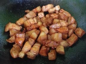 快速翻炒肉块，使之均匀的上色，这个时候开大火