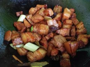 把所有的香料放进去，炒出香味，倒入一点老抽，上色会更漂亮