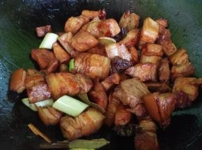 把所有的香料放进去，炒出香味，倒入一点老抽，上色会更漂亮