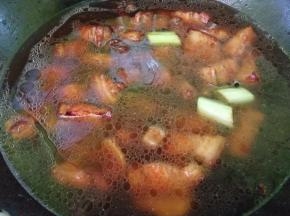 加入清水，末过肉就可以了，大火烧开炖20分钟，小火再炖半个小时左右，中间加上两颗冰糖，这样可以使肉的颜色更漂亮，转小火的时候放入盐