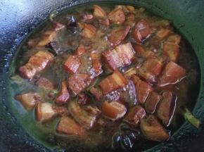 汤汁慢慢耗完，肉炖的已经入味酥烂了，大火收汁，出锅即可