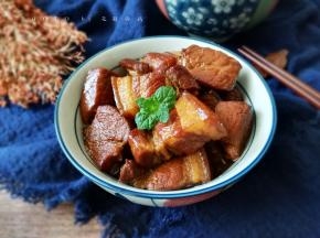 肥而不腻、入口即化的家常版红烧肉就做好了，上桌每人两碗米饭都不够哦