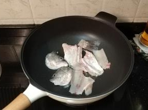 锅里放入油、盐，将鱼头、鱼骨、鱼尾煎透