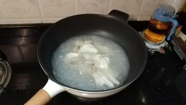 倒入开水，煮五分钟