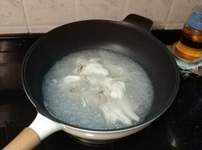 倒入开水，煮五分钟