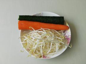 蔬菜准备好，可以多少放几种，因为中午就我自己，所以就放了三种蔬菜