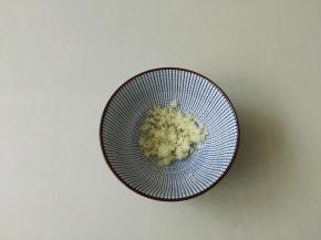 大蒜捣成蒜末，喜欢吃辣的可以再放点辣椒碎