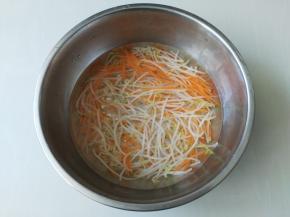 焯好的豆芽和胡萝卜捞出放到凉水里浸泡一下