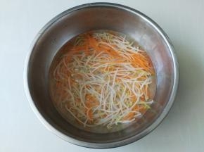 焯好的豆芽和胡萝卜捞出放到凉水里浸泡一下