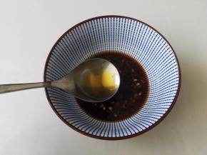 倒入2勺醋，2勺生抽，1勺盐，1勺白糖，1勺香油，1勺花椒油，也可以放点辣椒油